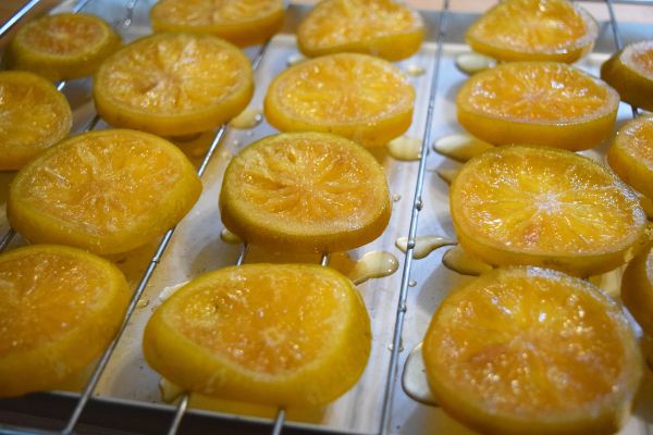 第七天：將橙片取出，烤箱100度烤30分，也有人是80度烤60分，或是160度烤15分，看個人喜好，烤好的橙片放在網架上，讓他風乾一天，就可以包裝囉~~