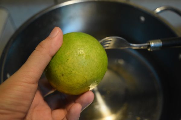 第一天：柳丁先用點鹽水洗淨，表皮間隔1公分左右，用叉子搓洞!!