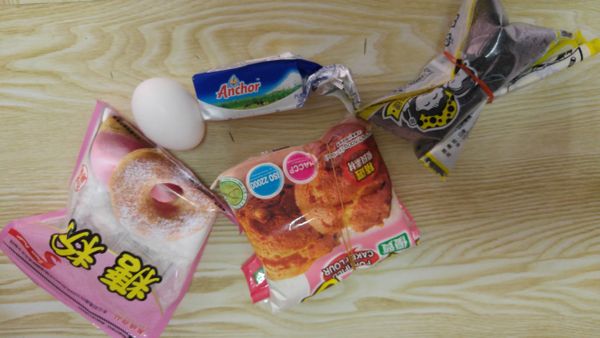 備好以上食材。
麵粉及糖粉過篩，奶油加熱融化。