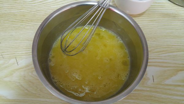 步驟二加入融化的奶油