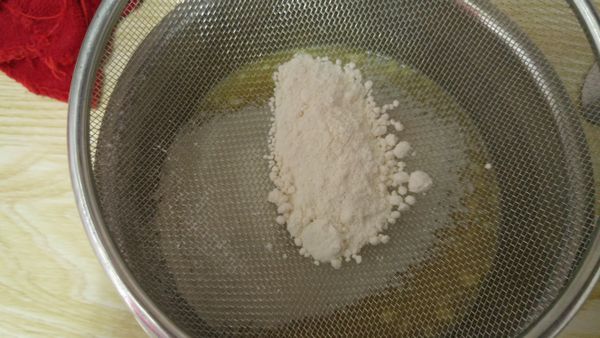 加入過篩麵粉，麵糊攪拌均勻即可。