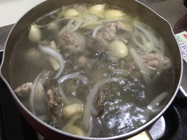 《燉湯》
另起一鍋水，丟入剩下的洋蔥、蒜頭跟薑，水滾後將剛剛川燙的雞肉放入（川燙時的蒜頭、薑也可以一起放入），之後用小火燉30-45分鐘，就完成囉！

如果想要更豐富的話可以配上菇類跟青菜喔！