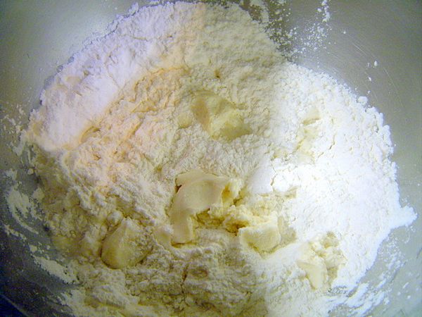 統一麥典實作工坊麵粉、糖、水、速發乾酵母依序放入攪拌缸

   將老麵撕成小塊後加入攪拌