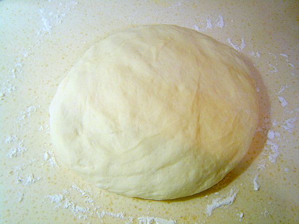 以上麵團攪拌到”擴展階段”(備註1.) →發酵到麵團呈現二倍大

取出發酵好的麵糰滾圓後→桿平(桌面可以灑一點麵粉以防沾黏)