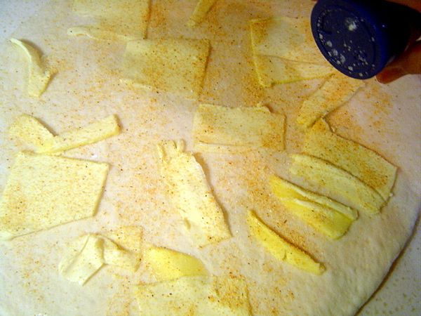 鋪上薄薄的奶油,撒上香蒜粒、海鹽