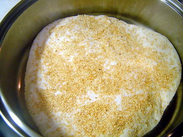 將麵團壓平即可放到平底鍋中作最後發酵