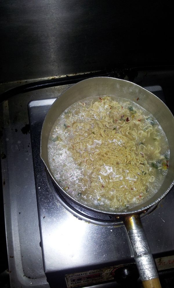 將水煮沸放入麵跟乾蔬菜包