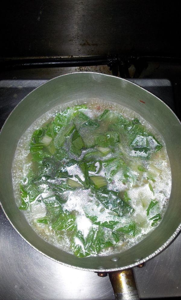 剩餘的湯放入小白菜