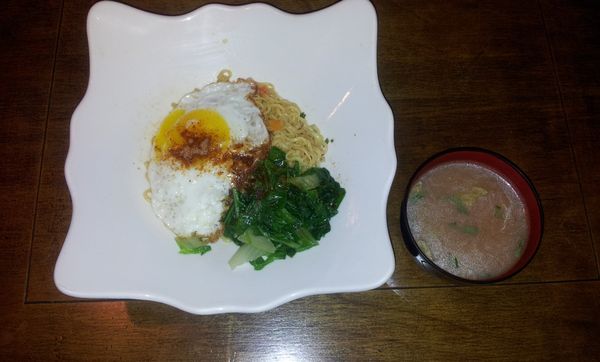 菜跟蛋都放麵上再灑點調味粉,剩下的湯不浪費也可以喝