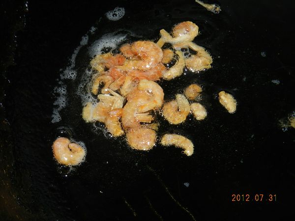 起一油鍋，冬蝦下鍋爆香