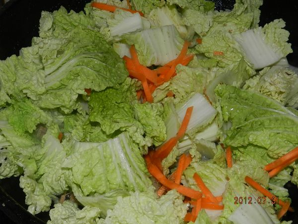 把娃娃菜跟紅蘿蔔下鍋快炒，然後下2大匙水悶煮一下