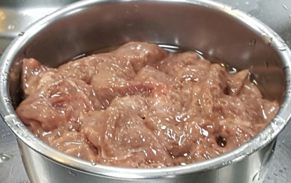 切好長條狀, 加入鹽巴、蠔油、胡椒粉、細砂糖等抓出黏性後，加入米酒 ,蛋白、太白粉，最後加少許沙拉油 (準備過油時不會黏在一起)