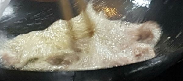 中小火放多油, 油溫高達 170度左右, 放入牛肉過油, 牛肉最好是一條條用手快快放入油裡去, 可避免黏在一起