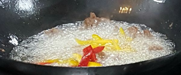 牛肉約5分熟, 下青紅黃椒也過油一下約30秒