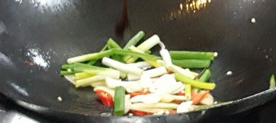原鍋留少許油, 爆香薑片, 蔥段, 蒜片, 辣椒