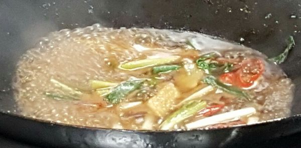 加蠔油炒香後，加入水、番茄醬、糖、胡椒鹽拌炒,  最後加入牛肉條及紅甜椒、黃甜椒、青椒翻炒, 最後放些太白粉水, 再大火收汁即可