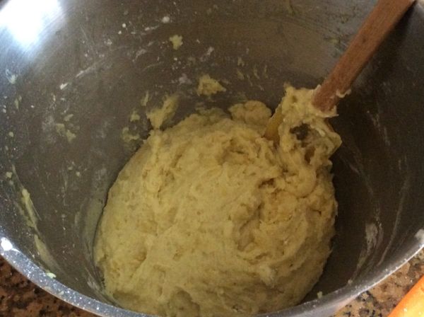 粉類過篩後加入地瓜泥中拌勻。