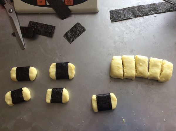 揉成團分成適當大小，整形成矩形，中間包上一片海苔片，接口處可沾少許水黏合。