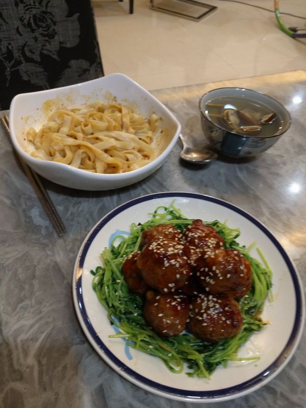 淋上鍋內剩餘的茄汁，灑上白芝麻，「茄汁小肉丸」完成！
配飯或配乾麵，都很可口！！