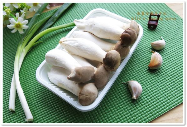 杏鮑菇切長形薄片，蒜頭切末，青蔥切成蔥花。