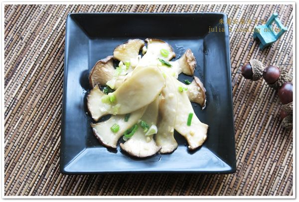 起鍋前加鹽調味拌勻後盛盤。