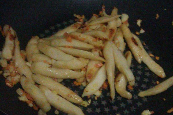 先用適量奶油將蔥末及紅蘿蔔末爆香，將甜不辣斜對半切下鍋一起煎炒至稍微焦黃起鍋備用