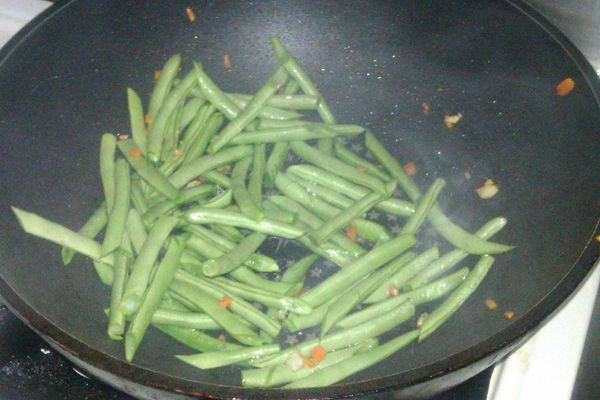 另外再將四季豆洗淨斜對切半下鍋炒，並加入少許水讓其悶煮一會兒，