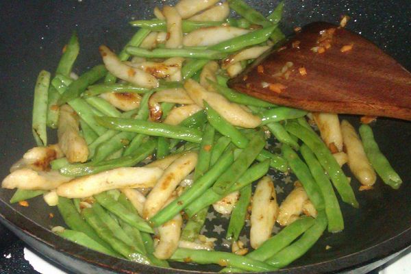 待四季豆熟後，再把甜不辣倒入鍋中一起快速拌炒，再適量鹽巴調味，並灑些黑胡椒粉即可
