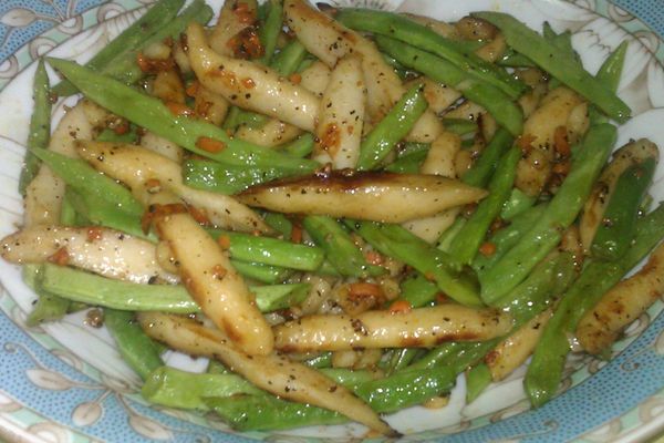 蒜味奶油香四溢的四季豆上桌囉!