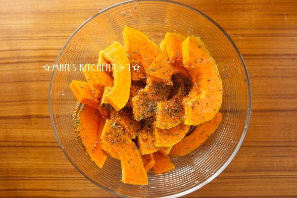首先將南瓜切片後與義式綜合香料、橄欖油均勻混合。