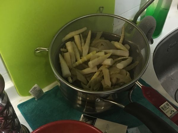 煮一鍋滾水先將酸菜、筍子燙過。