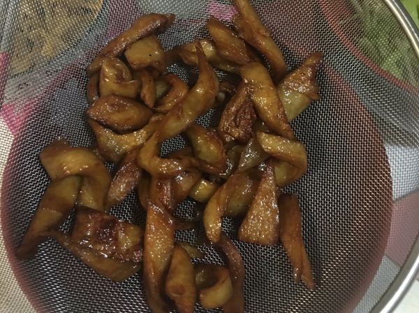 麵腸切好之後少許醬油抓醃，熱油鍋下去炸至上色金黃色，撈起備用。