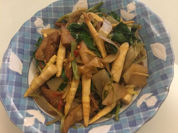 麵腸炸好之後，熱鍋不需加油。丟入薑絲、辣椒爆香一下加入麵腸翻炒。在加入酸菜、筍子繼續扮炒。。最後加入少許水繼續炒，在加入芹菜。。在來調味，加入少許醬油、糖，米酒。。最後起鍋放入九層塔即可😁😁