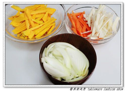 南瓜、胡蘿蔔、牛蒡、洋蔥切1公分寬大小備用
  (洋蔥可泡水去除辛辣味)
