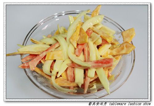 調好的麵糊(低筋麵粉+雞蛋+水+鹽)再將材料1.倒入均勻拌好，麵糊不可太稀