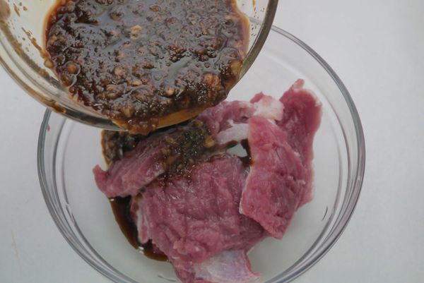 用＜醃肉醬料＞抓碼醃漬20～30分鐘備用。