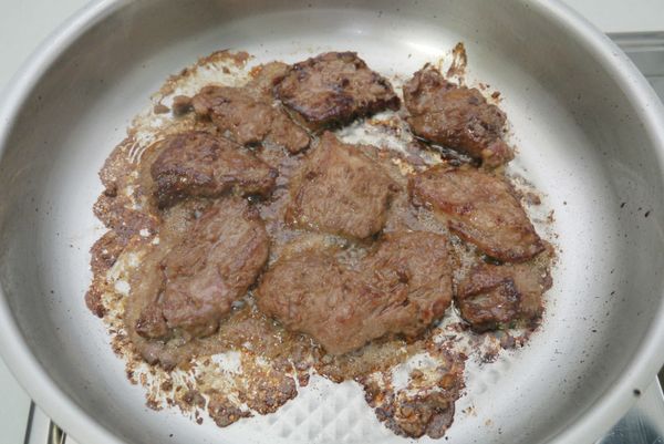 起熱油鍋，將肉片的醬汁稍微拭除後再放入鍋中，以中火煎至兩面微焦。