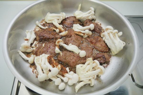 加入雪白菇和＜醃肉醬料＞的醬汁。