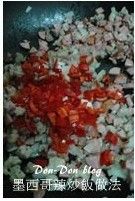 同上鍋,再將香腸丁放入鍋中一起炒香,再下辣椒丁