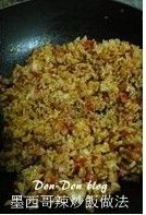 再將隔夜飯倒入鍋中拌炒均勻,最後再磨上一些黑胡椒粒提香,即可完成