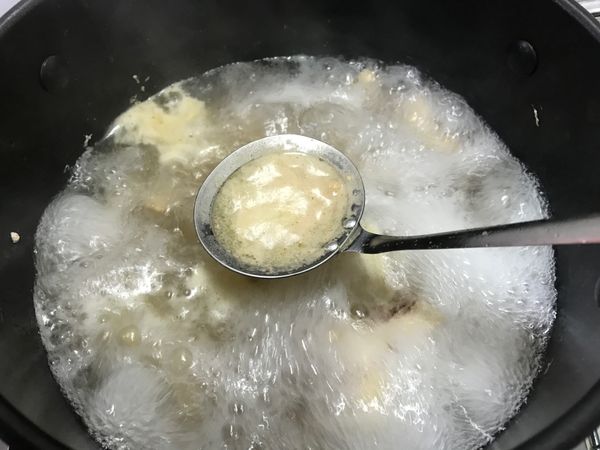 煮沸一鍋熱水放入雞肉去血水 雞不出血水即可撈出
雜質濾掉 湯留下來備用