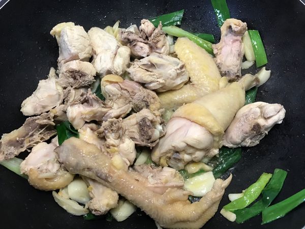 加入雞肉炒至金黃