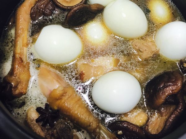 放入熬煮用大鍋 加入八角 香菇 泡香菇的水 雞湯 煮滾後依喜好加入醬油 再放入雞蛋中火滾煮15分鐘