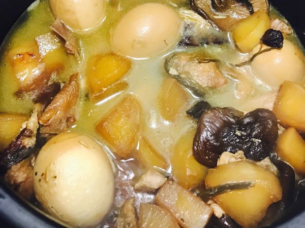 加入白蘿蔔 杏鮑菇 蓋鍋小火煮20-30分鍾