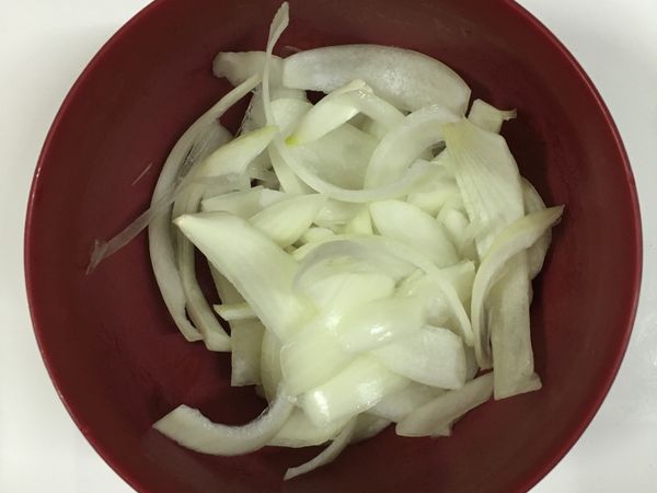 洋蔥清洗去皮切片，逆紋路切即可。