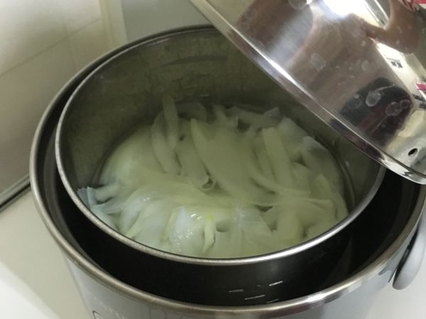 內鍋水加至稍微掩蓋洋蔥，外鍋半杯水，蒸煮好悶5分鐘。