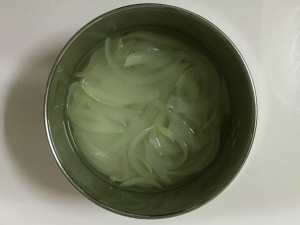 撈起洋蔥打成泥，剩下的湯可以單獨當洋蔥湯給寶寶喝。