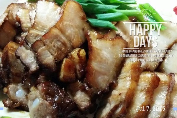 五花肉整條直接下鍋煎
把兩邊肉都煎的有點變色之後
加入冰糖翻炒