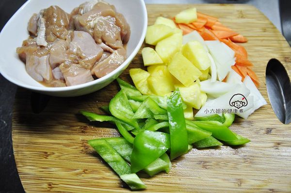 1.雞胸肉切塊打入醃料後用手抓醃均勻，醃30分鐘入味
2.鳳梨心切除，配菜洗淨斜切準備