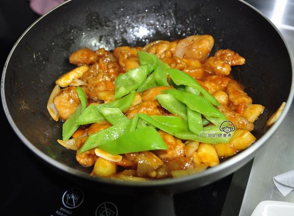 放入炸肉青椒拌炒均勻。